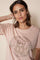 Leah Holi O-SS Tee | Misty Rose | T-shirt fra Mos Mosh