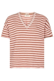 Glory V-SS Stripe Tee | Fiery Coral | T-shirt fra Mos Mosh