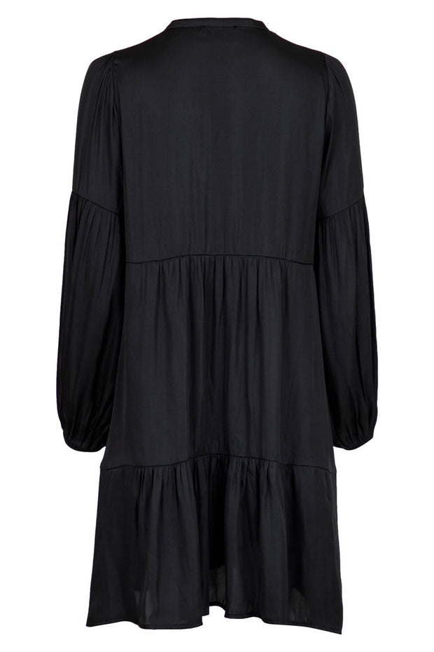 Melly Sateen Dress | Black | Kjole fra Neo Noir
