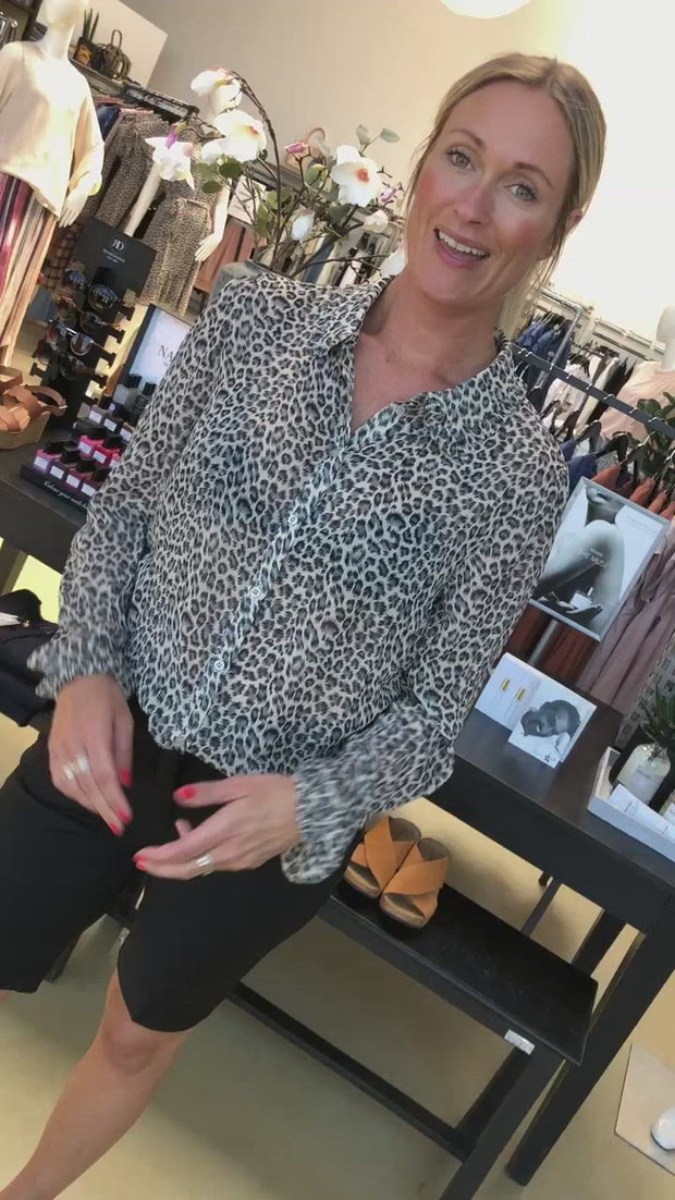 Julie Shirt | Leopard print | Skjorte fra Lollys Laundry