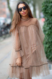 Camille Dot Dress | Tan | Tyl kjole med prikker fra Emm Copenhagen