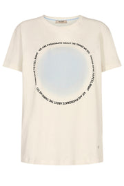 Mae O-SS Tee | Skywriting | T-Shirt fra Mos Mosh