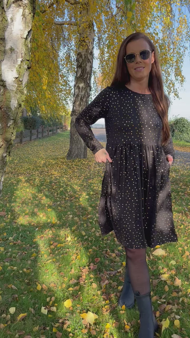 Alma LS Frill Dress | Black Gold Dot (2)| Kjole med polkaprikker fra Liberté