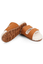 Kinabalu | Cognac Brown | Curly Shearling Velcro Sandal fra Lovelies