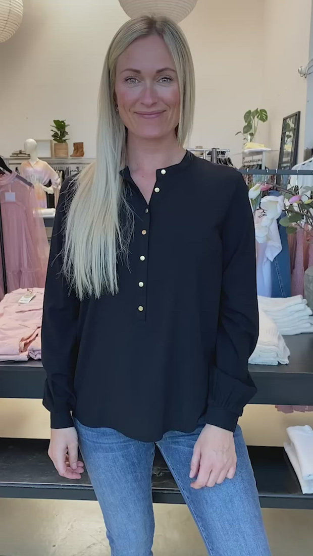 Petra blouse | Sort bluse med guldknapper fra Prepair
