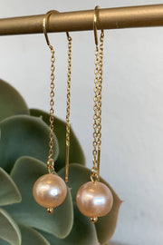 Pearl Chain | Guld & Rosa | Kædeøreringe med rosa perle