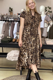 Luna Mae SS Dress | Leopard | Kjole med print fra Black Colour