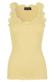Silk Top Regular | Vanilla Yellow | Silke top med blonder fra Rosemunde