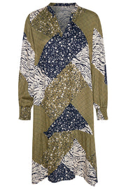 Mila Dress | Burnt Olive | Kjole med print fra Culture