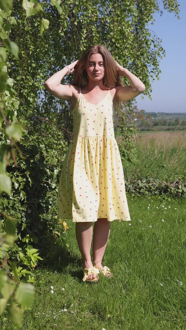 Alma Frill Slip Dress | Gul med kirsebær print | Kjole fra Liberté