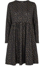 Alma LS Frill Dress | Black Gold Dot (2)| Kjole med polkaprikker fra Liberté
