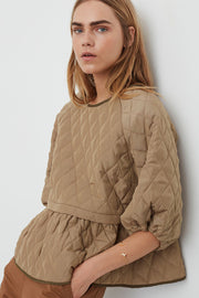 Kelsey Blouse | Beige | Bluse i quiltet look fra Sofie Schnoor