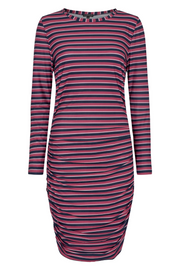 Alma Long dress | Rasberry Stripes | Kjole med rynker fra Liberté