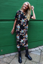 Alma Tshirt Dress | Black Multicolor Paisley | Kjole fra Liberté