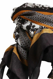 Belua Scarf | Black | Grafisk tørklæde med kvaster fra Stylesnob