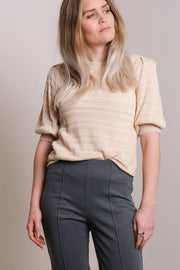 Bora stitch knit blouse | Sand | Strikket bluse fra Neo Noir