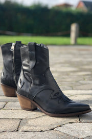 Sanna Todi | Black | Støvler fra Bukela