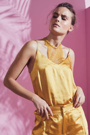 Mirage Lace Top I Mustard I Top fra CO'COUTURE