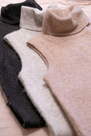 Cody Knit Waistcoat | Light Grey Melange | Vest med rullekrave fra Neo Noir