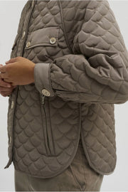 Monica quilt jacket | Dry Moss | Frakke fra Gustav