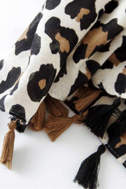 Dolores Scarf | Off white | Tørklæde med leopard print fra Lazy Bear