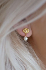 Pearl Drop Earring | Guld / Hvid | Øreringe med hvid perle fra Enamel