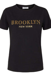 Brooklyn T-shirt | Black | T-shirt med print fra Freequent
