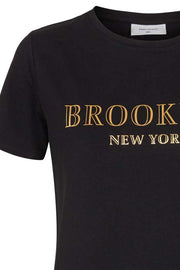 Brooklyn T-shirt | Black | T-shirt med print fra Freequent