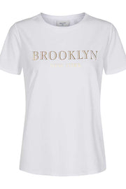 Brooklyn Tee | White I T-shirt med print fra Freequent