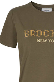 Brooklyn T-shirt | Army | T-shirt med print fra Freequent