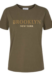 Brooklyn T-shirt | Army | T-shirt med print fra Freequent