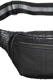 Leather cross over bum bag | Sort | Læder bæltetaske i slangeskind fra Gustav
