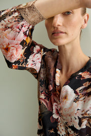 Annsofie shirt | Black w. Blossom Rose Print | Skjorte fra Gustav