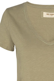 Arden Organic V-neck Tee | Oil Green | T-Shirt fra Mos Mosh