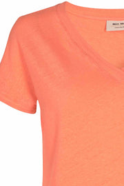Maya V-neck Tee | Fusion coral | T-shirt fra Mos Mosh