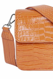 Cayman Shiny Strap Bag | Pastel orange | Lys orange laktaske fra Hvisk