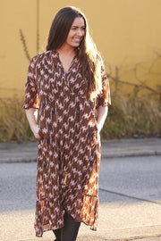 Karoline Dress | Brun | Oversize kjole med print fra Liberté Essentiel