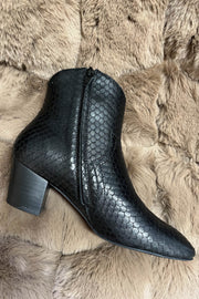 Boot | Black | Støvlet i croco skind fra Sofie Schnoor