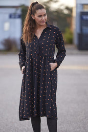 Katie Shirt Dress | Black / Brown dot | Kjole med prikker fra Liberté