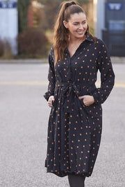 Katie Shirt Dress | Black / Brown dot | Kjole med prikker fra Liberté