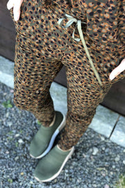 Alma Pants | Leo / Olive | Bløde bukser fra Liberté Essentiel