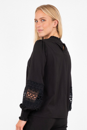 Katie Embroidery Blouse | Black | Skjorte fra Neo Noir