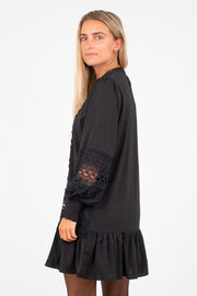 Katja Embroidery Dress | Black | Kjole fra Neo Noir