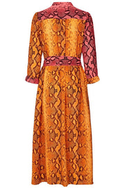 Harper Dress | Pink | Kjole med slangeprint fra Lollys Laundry