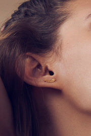 Birla Earring | Guld | Ørestik med fjer fra Enamel