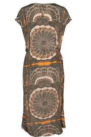 SEMA SCARF DRESS I Apricit Buff Print I Kjole fra Mos Mosh