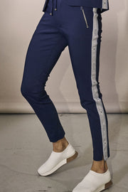 Levon Logo Pant | Mørkeblå | Ankel bukser fra Mosh Mosh