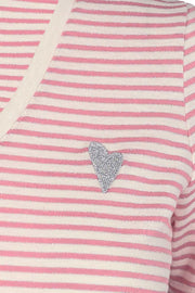 Kenia Glam Stripe V-neck | Sugar Coral | T-shirt fra Mos Mosh