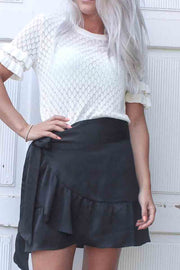 Chrissy Solid Wrap Skirt | Sort | Kort slå om nederdel fra NEO NOIR