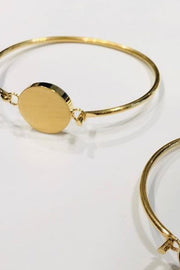 Pendant Bracelet | Guld | Armring med plade fra Plissé Copenhagen